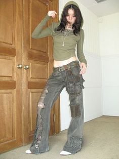 Alternative Outfits Grunge, Bell Pants Outfit, Y2k Outfits Grunge, Goth Grunge Outfits, 2008 Fashion, Grunge Pants, Grunge Fits, 2000s Outfits, Concept Clothing