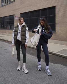 Athleisure Winter Outfit, Street Sporty Style, Cozy Sporty Outfits, Winter Training Outfit, Sporty Womens Outfits, Put Together Athleisure, Alo Street Style, Hiking Autumn Outfit, Athletic Vest Outfits