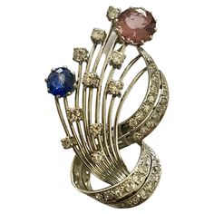 Platinum (960/-) Brooch - Style: Art Deco ca 1930, made in Eastern Europe. - Weight: 15.13 grams, size: 45 x 28 x 5 mm. - 1 blue sapphire, weighing: 1.30 ct (untreated) - 1 Rose Tourmaline, weighing 2.53 ct - 40 diamonds in various cuts = approx. 2.00 ct.