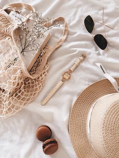 Jewelry Summer Photography, Jewelry Flat Lay Ideas, Flat Lay Aesthetic, Flat Lay Photography Clothing, Flat Lay Photography Ideas, Product Photo Ideas, Flat Lay Inspiration