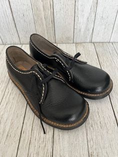 Vintage Kids Black Leather Oxford Shoes - Small Boy Size 10.5 -1950's-60s NOS  - DEADSTOCK! NOS - Comes with BOX Adorable leather shoes for the lad! Hand sewn leather slip on lace shoes in the original box! Unused 1950's Poll Parrot.  These vintage leather lace up oxfords would be great for church, picture day, or any other dress up day. Measurements: Best fit would be a young boy 10.5  (Age 4-5 yr.) Outside heel to toe- 7 7/8" Inside heel to toe - 7" Width at ball of feet- approx. 3" Width at h Vintage Black Leather Shoes With Round Toe, Vintage Black Low-top Oxfords, Vintage Black Leather Shoes With Stitched Sole, Black Leather Retro Oxfords, Vintage Lace-up Shoes With Leather Sole For Derby, Black Leather Oxfords, Hand Sewn Leather, Vintage Cowboy Boots, Black Oxfords