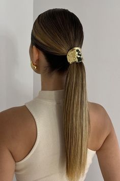 Puedes hacerte un recogido formal en casa. Solo tienes que hacerte una coleta baja lisa y añadirle un accesorio elegante.  // Crédito de la foto: instagram @gross.style_patriki Hair, White