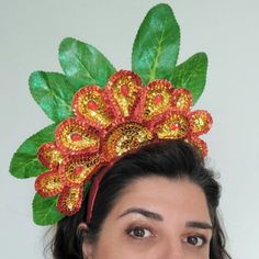 Tiara Carnaval Com Flores De Paetê Nas Cores Vermelho  Laranja E Dourado  Com Detalhes De Folhas Artificiais Com Glitter.  Produto Artesanal. Tiara, Glitter