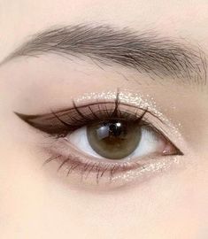 Eye Shadow Pencil, Almond Eye Makeup, Maquillage Yeux Cut Crease, Makeup Eye Shadow, Soft Eye Makeup, Beginners Eye Makeup, Doll Eye Makeup, Korean Eye Makeup