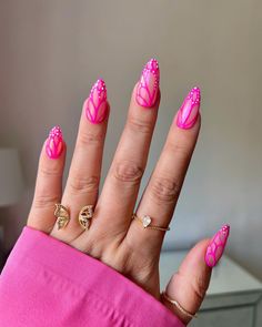 17 Dainty and Cute Butterfly Nails Inspo Bitterly Nails, Floral Butterfly Nails, Pink Nails Butterfly, Pink And Gold Butterfly Nails, Girly Nails Pink, Cute Butterfly Nails, Girly Pink Nails, Bufferfly Nails, Pink Girly Nails