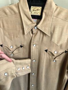 Rare Vintage 1940's Tem-Tex Cowboy Western Wear Long Sleeve Shirt w. Pearl Snaps Fits US Men's Size : Large Willing to Answer Any and All Questions about Items. All Items Sold AS IS. No Refunds. No Returns. Note* Items are not laundered unless adopted personally before selling, to reduce costs & to help combat the ongoing drought in California. For More Photos & Other Items Visit : DeadPeoplesShit.com Vintage Collared Shirt For Rodeo, Vintage Collared Tops For Rodeo, Retro Collared Tops For Rodeo, Classic Fitted Khaki Shirt, Vintage Long Sleeve Top For Rodeo, Vintage Brown Tops For Ranch, Vintage Button-up Shirt For Rodeo, Classic Collared Top For Rodeo, Vintage Brown Shirt With Spread Collar