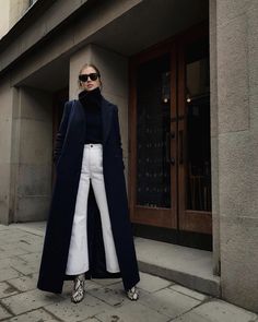 Black Coat Outfit, How To Wear White Jeans, Winter Date Outfits, Cozy Outfits, Jeans Street Style, Long Black Coat, Looks Street Style, Cozy Outfit