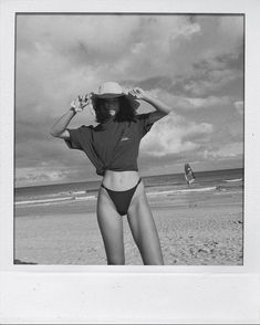 Beach Photo Inspiration, Summer Poses, Beach Fits, Beach Photography Poses, Beach Shoot, Polaroid Pictures, Artist Aesthetic, Summer Inspiration, Beach Poses