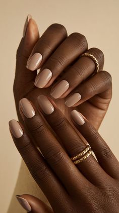 Embrace the minimalist nail movement with these clean nails designs that focus on sleek, natural aesthetics. Whether you’re going for short oval nails, classic almond shapes, or soft, pastel tones, these nails provide a polished, clean look that fits any season. Ideal for anyone who wants a timeless, classy style, these nails offer effortless beauty that complements your personality while remaining chic and low-maintenance. Nails Clean Girl, Short Oval Nails, Nails Clean, Nails Classic, Natural Aesthetics, Minimalist Nail