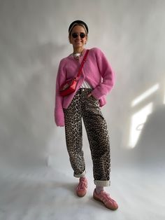 Denim And Leopard Outfit, Patterned Jeans Outfit, Leopard Jeans Outfit Winter, Summer Outfits Women 2024, Pop Art Style Fashion, Leopard Print Jeans Outfit Winter, Wide Leg Leopard Pants Outfit, How To Style Leopard Print Jeans, Wide Leg Leopard Jeans Outfit