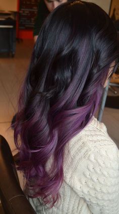 As mulheres não param de pesquisar essa cor de cabelo na internet. E o melhor? A manutenção é super fácil. Saiba qual é o novo tom do momento aqui: Hair Color 2017, Purple Balayage, Purple Highlights, Gorgeous Hair Color, Hair Done, Ombré Hair