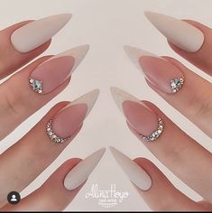 Cute Nail Designs Stilettos, Short Almond Nails With Rhinestones, Nail Jewel Design, White Wedding Nails, Rhinestones Nails, Nails With Rhinestones, Nails Stiletto, Nails Design With Rhinestones, Nail Art Rhinestones