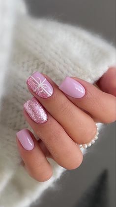 Discover 30 must-see winter nails that are taking over Pinterest this year! From festive Christmas nails and chic Christmas gel nails to easy Xmas nails perfect for the season, find your new favorite look. Explore gorgeous winter nails acrylic, creative winter nail art, and simple Christmas nails acrylic. Whether you're into dipped nails, stick on nails, or French tip press on nails, these designs will give you endless nagel inspo and nagel tips! Nail Art Noel, Ideas Navideñas, Milky Nails, Red Christmas Nails, Nagel Tips, Cute Christmas Nails, Christmas Nails Easy, Christmas Gel Nails, Simple Gel Nails