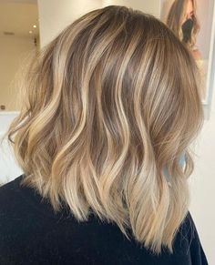 Deminsional Blonde Balayage, Dimensional Short Blonde Hair, Blonde Hair Color Ideas Easy Grow Out, Natural Short Blonde Hair, Bayalage For Short Hair, Short Dimensional Blonde Hair, Highlighted Blonde Bob, Natural Blonde Hair Short, Golden Blonde Highlights Short Hair