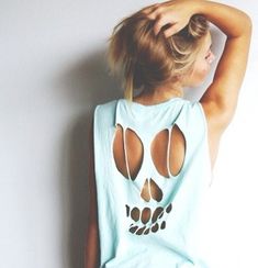 Cutout Shirts, Ripped Tshirt, Estilo Rock, Tumblr Fashion, Old T Shirts, Big City, Cut Shirts, Upcycle Clothes, Cute Shirts