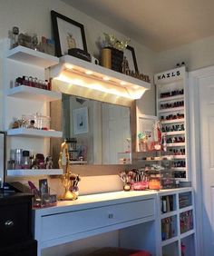 Sería un placer tenerlos. Makeup Dresser, Penyimpanan Makeup, Diy Makeup Vanity, Makeup Room Decor, Diy Vanity, Vanity Room, Glam Room, Makeup Rooms