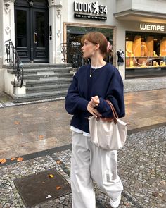 Longchamp Crossbody Bag Outfit, White Long Pants Outfit, Navy Blue Longchamp Bag Outfit, Small Longchamp Bag Outfit, Longchamp Aesthetic Outfit, Longchamp Pliage Outfit, Longchamp Small Le Pliage Outfit, Styling Longchamp Bag, Longchamp Outfit Casual