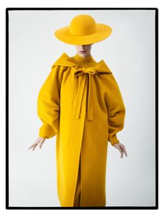 Lexi Boling models yellow hat and coat in Alberta Ferretti’s fall 2017 campaign Carine Roitfeld Style, Tim Walker Photography, Lineisy Montero, Outfits Juvenil, Carine Roitfeld, Yellow Coat, Italian Fashion Brands, Tim Walker, Vogue Patterns