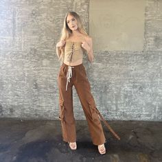 Brown Cargo Pants With Pocket Details Brown Cargo Pants Outfit Street Style, Dark Brown Cargo Pants Outfit, Cargo Pants Outfit Winter, Brown Cargo Pants Outfit, Cargo Pants Outfit Street Style, Cafe Outfit, Outfit Elegante, Olive Green Jeans, Cargo Pants Color