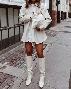 Flowy Fall Outfits, White Boots Outfits, Euro Outfits, White Cowboy Boots Outfit, Boots Ootd, Mode Dope, Nashville Outfit, Look Legging