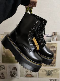 Dc Martens Aesthetic, Cute Boots Aesthetic, Dc Martens Boots, Botines Aesthetic, Downtown Girl Shoes, Dc Marten, Jadon Docs, Doc Martin Shoes, Dr Martens Aesthetic