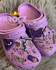 Crocs With Charms, Bedazzled Shoes Diy, Bedazzled Shoes, Fluffy Shoes, Crocs Fashion, Pink Crocs, Custom Shoes Diy, Trendy Shoes Sneakers, Preppy Shoes