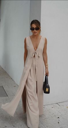 Italian Summer Style, Dress Code For Women, Woman Outfit, Europe Outfits, Plain Dress, Power Dressing, Elegante Casual