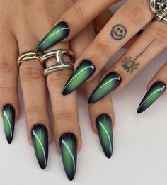 Presse de femme de chambre à la main sur des ongles faits avec amour. Inspiré de la beauté naturelle de l'île de Santorin où je vis et réside, mes presses à ongles sont conçues et peintes à la main. Poison Ivy Nails, Ivy Nails, Aura Nails, Dark Green Nails, Airbrush Nails, Green Nail Designs, Stiletto Nails Designs, Pink Nail Polish, Dark Nails