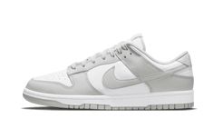 Très proche de l'édition Photon Dust, la nouvelle Dunk Low Grey Fog se présente déjà comme l'un des incontournables de la rentrée ! La Nike Dunk Low Grey Fog affiche l'habituelle empeigne en cuir blanc, relevée d'empiècements en cuir gris clair. On retrouve les coutures apparentes pour un effet rétro réussi. Le schéma de couleur se poursuit jusque dans les semelles de la silhouette. Un branding NIKE sur la languette complète le tout. Modèle phare de 2021, la Nike Dunk revêt aujourd'hui un colori Tenis Air Force, Jordan Yeezy, Baskets Nike, Jordan 4 Retro, Adidas Campus, Shoe Insoles, Kids Jordans, Jordan 3