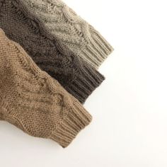 すとんと落ちる大きめシルエットが 可愛いニットプルオーバー🧶 ツイストミックス編みがお洒落で 1枚で存在感のあるニットです🐑 « color » oatmeal / brown / coffee « size » サイズ 着丈 胸囲 袖丈 80 34cm 38cm 34cm 90 36cm 40cm 36cm 100 38cm 42cm 38cm 110 41cm 44cm 41cm 120 44cm 46cm 44cm 130 47cm 48cm 47cm ▽こちらの商品は【予約商品】の為15~21営業日での発送目安となります。 ▽発送状況により、お日にちが前後する可能性がございます。 ▽発送が完了しましたらショップのご登録メールアドレスに発送通知メールが送信されますので、そちらからご確認下さい。 ━━━━━━━━━━━━━━━━━━━━━ 必ずサイト内の【NOTICE】ページにある「当ショップの注意事項」をよく読んでから、ご購入をお願い致します。 ※お取り寄せ状況によっては、在庫を確保できないばあいぎございますので予めご了承くださいませ。 ━━━━━━━━━━━━━━━━━━━ Models Wanted, Cable Knit Jumper, Brown Coffee, Baby Models, Winter Kids, Vintage Sweater, Knitted Pullover Sweaters, Knit Jumper, Vintage Sweaters