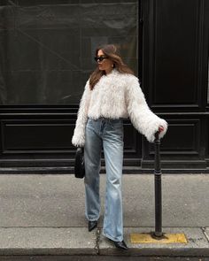 Faux Fur Jacket Outfit, Fur Coat Street Style, Cropped Jacket Outfit, Fur Jacket Outfit, White Fur Jacket, Cozy Winter Outfit, Shopping Together, Fashion Week Trends