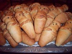 many pieces of bread with chocolate chips on them are arranged in the shape of cones