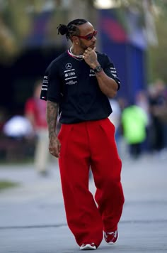 Bahrain Gp 2023, Hamilton Outfits, Bahrain Gp, F1 Lewis Hamilton, Outfit Ideas 2024, Sir Lewis Hamilton, Dope Outfits For Guys, Fashion Men Streetwear, Street Fashion Men