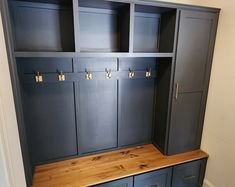 an empty room with some lockers and drawers on the wall in front of it