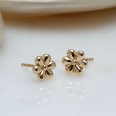 🌟 Minimalist Gold Daisy Earrings - 14 Karat Yellow Gold 🌟 Looking for an elegant and minimalist accessory? Check out Hope Gold Gallery's stunning Minimalist Gold Daisy Earrings! ✨ These stud earrings are made from 14 karat yellow gold and feature a delicate daisy flower design that exudes simple beauty. Their lightweight and comfortable design make them perfect for everyday wear. 🌼 Technical Specifications: * Weight: 1.23 grams * Diameter: 7.55 mm * Material: Gold * Karat: 14 karat * Color: Y Minimalist Flower Earrings For Anniversary, Minimalist Flower Earrings For Everyday, Everyday Minimalist Flower Earrings, Minimalist Cluster Earrings As Gift, Minimalist Flower Earrings For Anniversary With Pierced Ears, Minimalist Hypoallergenic Flower Earrings, Minimalist Flower Earrings, Minimalist Flower-shaped Earrings With Ear Wire, Gold Daisy Earrings