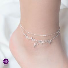 Silver Anklets Designs, Silver Bracelet Designs, Hand Jewelry Rings, White Bg, Anklet Gold, Crystal Wedding Jewelry, Anklet Designs, Edgy Jewelry, Pretty Jewelry Necklaces