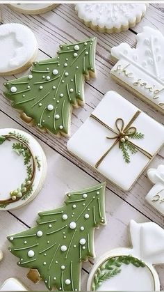 #Winterhouse #candy #cookies #christmasrecipes #snowman #chocolate #cheesy #puff #nutella #cupcakes #bananabread #galleta Christmas Cookies Circle Decorated, Xmas Tree Cookies Decorating Ideas, Rectangle Christmas Cookies Decorated, Elegant Christmas Cookies Royal Icing, Christmas Holly Cookies, Santa Belly Cookies, Fancy Decorated Christmas Cookies, Gingerbread Man Royal Icing Cookies, Cookie Decorating Inspiration