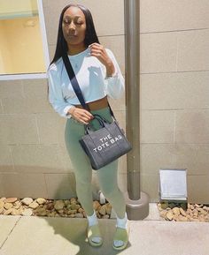 Blue Tote Bag Outfit, Yeezy Slides Outfit, Black Bag Outfit, Blue Tote Bag, Leather Totes