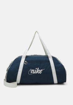 Nike Performance GYM CLUB RETRO - Bolsa de deporte - armory navy/sea Nike Gym Club Bag, Sport Bag Nike, Designer Gym Bag, Sport Bag Aesthetic, Bestie Basket, Blue Wishlist, Nike Sports Bag, Gym Bags For Women, Cute Gym Bag