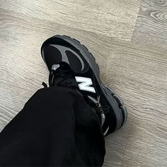 Black Newbalance Outfits, New Balance Shoes Black Women, Christian Zerotreshoes, Fits With New Balance Shoes, New Balance Black Outfit, New Balance Shoes 2002, New Balance 2002r Outfit Black Women, Black New Balance Outfit, Black Sneakers Aesthetic