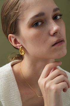 Marine inspiration, golden and studded. Tarnish-resistant Gold Clip-on Earrings, Gold Clip-on Earrings As Gift, Chic Gold Tarnish-resistant Clip-on Earrings, Aqua Marine Earrings, Elegant Yellow Gold Starfish Charm Earrings, Starfish Earrings Studs, Aquamarine Starfish Earrings, Gold-plated Shell-shaped Earrings, Gold Pearl Earrings