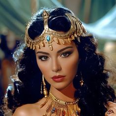 Arabic Night, Egyptian Hairstyles, Goddess Beauty, Egyptian Princess, Egyptian Fashion, Egypt Fashion, Egyptian Deity, Classic Hollywood Glamour, Black Woman Artwork