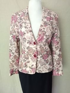 Vintage 90s creаm floral print crop blazer , elegant summer jacket, feminie pastel color coat, tapestry jacket ,  paddet sholders  coat M Bust: 86 cm/ 33 in Lenght: 62 cm/ 25 in Sleeve lenght: 60 cm/ 23 in Materials: 80%viscose 20%polyester Condition: very good vintage condition Tapestry Jacket, Crop Blazer, Summer Jacket, Favorite Things Gift, Bulgaria, Vintage 90s, Art Collection, Floral Print, Floral Prints