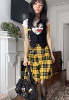 Maximalist Core Outfits, Grunge Maximalism Fashion, Misa Amane Sweater Outfit, Long Plaid Skirt Outfit, Tartan Skirt Outfit, Outfit Grunge, Kilt Outfits, Plaid Outfits, Estilo Punk