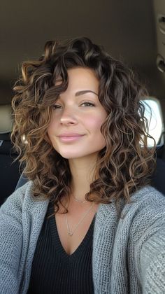 Beige Balayage Curly Hair, Mom Cut Curly Hair, Medium Length Brown Curly Hair, Long Bob Curly Hairstyles, Natural Curls Short Hair, Layer Curly Hair, Curly Hair Oval Face, Medium Length Haircut Curly Hair, Curly Hair Long Bob