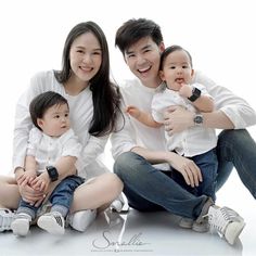 Indoor Family Photos, Extended Family Photos, Family Photoshoot Poses, Indoor Family, Family Portrait Poses, Family Picture Poses, Studio Poses, Family Photo Pose, Photo Family