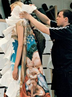 Very young McQueen for Givenchey Alexander Mcqueen Fits, Alexander Mcqueen Givenchy, Lee Alexander Mcqueen, Mcqueen Givenchy, Alexander Mcqueen Savage Beauty, Models Backstage, Savage Beauty, Couture Designers, Alexander The Great