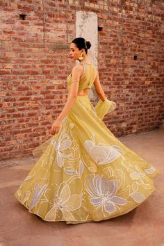 Fancy Lehenga Party Wear, Floral Lehenga Designs, Zardozi Lehenga, Haldi Bridal Outfit, Floral Embroidery Lehenga, Patchwork Lehenga, Lime Green Lehenga, Indian Bridal Wear Red, Patchwork Outfit