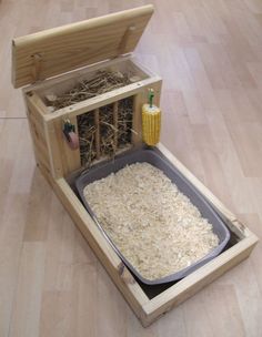 a wooden box filled with hay and corn on the cob