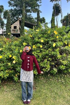 Follow Yuk ! Update Informasi terbaru dari kategori Fashion OOTD Hijab Remaja Jeans Cantik (5), dengan tema OOTD hijab remaja kekinian. Softgirl Outfits, Dress Over Jeans, Maroon Outfit, Stylish Outfits Casual, Outfit Korean Style, Tutorial Hijab, Hijab Niqab